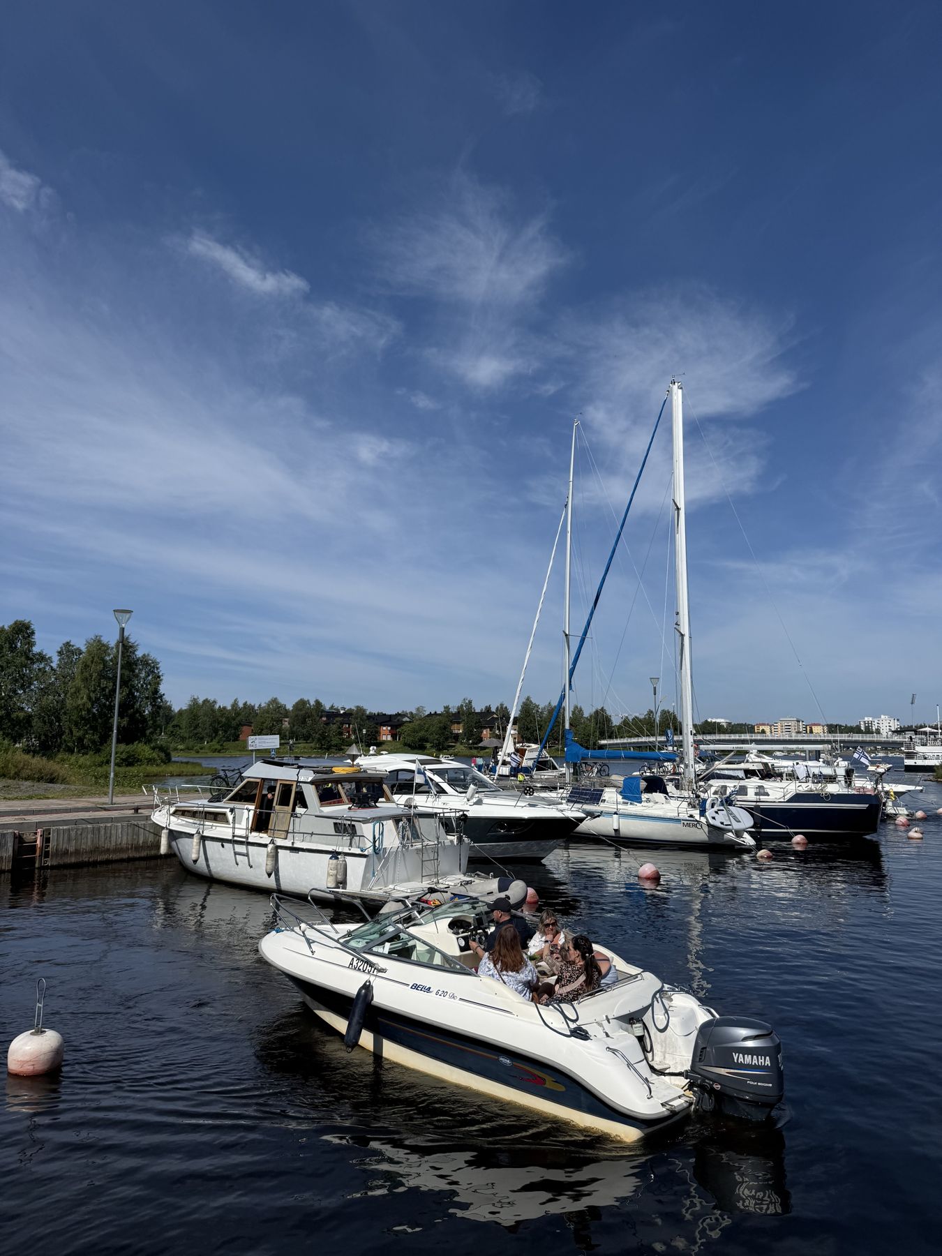 Bella 620 DC kyydissä seurue