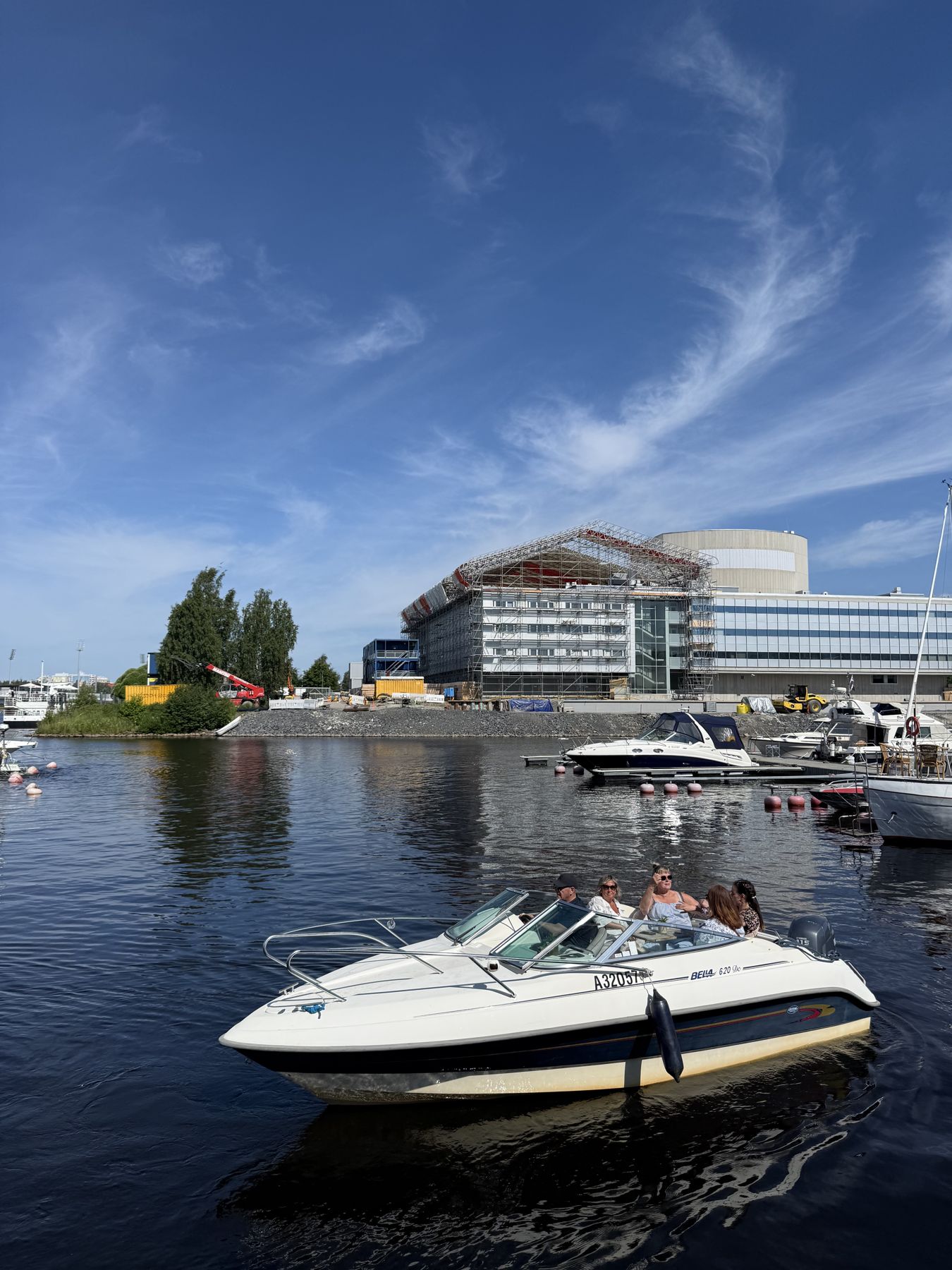 Bella 620 DC ja seurue Oulun keskustan satamassa